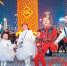 昨晚，大年三十，大批市民和游客前往广州花城广场迎接农历新年 羊城晚报记者 周巍 摄 - News.Ycwb.Com