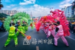 大埔县城贺新春团拜游行队伍，一路敲锣打鼓、舞龙舞狮，向群众拜年。（连志城　摄） - Meizhou.Cn