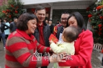 家庭团聚，宝宝成了关注焦点。 （高讯　摄） - Meizhou.Cn