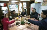 上海一户人家三代五口同属鸡 全家一起过本命年 - Meizhou.Cn