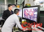 教育路小学花市办指挥部，杨建刚和同事在观看监控 - News.Ycwb.Com