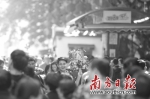北京路商圈人气旺，不少市民和游客用“商场游”的方式过节。 记者 李细华 摄 - 新浪广东
