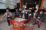 春节期间，村民们在文化俱乐部一起吹拉弹唱。（高讯　摄） - Meizhou.Cn