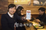 微信红包成为春节期间年轻人聚会的常见游戏。（林翔　摄） - Meizhou.Cn