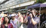 老外春节来广州逛菜市 称被一摊子的肉吓到 - 新浪广东