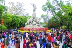 游客到越秀公园五羊雕塑参观。 - 新浪广东