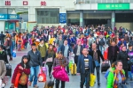昨日下午，广州火车站出站口，大批旅客有序出站。广州日报全媒体记者苏俊杰 摄 - 新浪广东