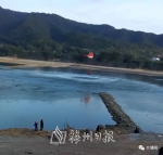 直升机在河面上取水灭火。 - Meizhou.Cn