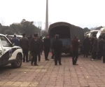 殡仪馆卡车忽然自溜冲向人群 撞倒近20人 - Meizhou.Cn