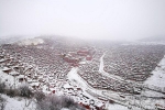 昨天，四川省甘孜藏族自治州出现降雪，一片银装素裹。（图片来源：新浪微博） - News.21cn.Com