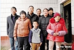 王晓燕和重庆老家的亲人在一起。受访者供图 - News.Ycwb.Com
