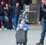 广州火车站，小孩推着行李箱跟着大人出站。信息时报记者 陈引 摄 - 新浪广东