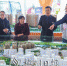 春节期间，不少市民来到楼盘挑选套房，图为某楼盘沙盘前围满了购房者。（吴腾江　摄） - Meizhou.Cn