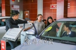 春节期间，不少市民选择去购买新汽车，图为某4S店内顾客正在挑选汽车（吴腾江） - Meizhou.Cn
