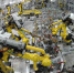 资料图：机器人在北京现代沧州工厂焊接车间生产线上工作。新华社记者 牟宇 摄 - News.21cn.Com