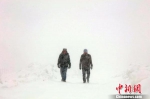 图为新疆阿勒泰哈巴河县冒雪行走的路人。　刘是何 摄 - News.21cn.Com