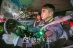 代驾司机专注驾驶。（吴腾江　摄） - Meizhou.Cn