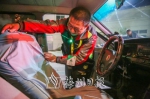 代驾司机上车前会为客户的汽车套上随身携带的座椅套，以此来保证座椅的整洁卫生。
（吴腾江　摄） - Meizhou.Cn