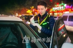 代驾司机李灵光按公司规定戴好手套，准备为客户提供代驾服务。
（连志城　摄） - Meizhou.Cn