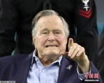 2月5日，美国国家橄榄球联盟年度冠军赛“超级碗”在休斯敦举行，美国在世最年长前总统老布什(George H. W. Bush)携妻子芭芭拉(Barbara Bush)亮相。 - News.21cn.Com