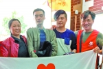 王荣（左二）与家人在东莞团聚。 - 新浪广东