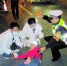 由于现场照明条件不理想，黄警官拿出手电筒协助医生抢救伤者。 - 新浪广东