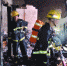火灾现场一片焦黑，消防员正在进一步善后。 - 新浪广东