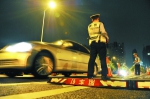 交警查处“醉驾”及超速驾驶等严重交通违法行为。资料图片 - 新浪广东