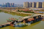 重大基础设施建设为城区扩容提质拉开框架。图为正在加快建设的罗乐大桥。(高讯　摄） - Meizhou.Cn