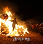 组图为“跳火堆”场景。（程晓丹　摄） - Meizhou.Cn