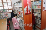 ▲长潭镇堑垣村的乡村图书馆提供了舒适的环境和丰富的书刊。 - Meizhou.Cn