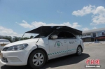 资料图：在浙江省杭州市临安一家驾校内，学员在车顶架着遮阳蓬的教练车内练习。 a href= - Meizhou.Cn