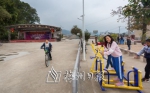 文化广场配备了健身器材，每天都有很多孩子在此玩耍。（连志城　摄） - Meizhou.Cn