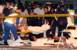 资料图：当地时间2017年1月30日，马来西亚哥打基纳巴卢，救援人员在岸边照料受伤乘客。 - News.21cn.Com