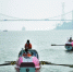 两艘划艇从汕头港出发，经汕头海湾大桥直奔香港。 - 新浪广东