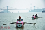 两艘划艇从汕头港出发，经汕头海湾大桥直奔香港。 - 新浪广东