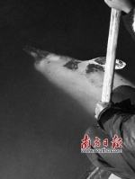 10日，在广东省江门开平市赤坎镇附近的浅滩上，工作人员对死亡的白海豚进行打捞。 新华社发 - 新浪广东