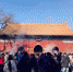 昨天正值元宵佳节，北京天气晴朗气温回升，人们去雍和宫烧香祈福。（来源：微博） - News.21cn.Com