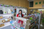 丘静正在清点实体店货品，为下一次进货做准备。
（吴腾江　摄） - Meizhou.Cn