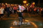 爱，就要勇敢去追！院士广场上，小梁求婚成功，激动地抱起了女友。（高讯　摄） - Meizhou.Cn