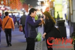 广州街头浪漫气氛渐浓，昨日一对情侣当街“秀恩爱” - News.Ycwb.Com