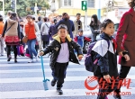 13日，广州市中小学开学，“小豆丁”们起早上学 - News.Ycwb.Com