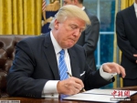 当地时间2017年1月23日，美国华盛顿，美国总统特朗普23日签署行政命令，正式宣布美国退出跨太平洋伙伴关系协定(TPP)。特朗普在白宫椭圆办公室签署了上述行政命令。他表示对于退出TPP对美国工人而言是一件好事。 - News.Ycwb.Com