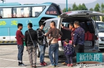 大巴在广氮服务区内下客,之后由面包车“接驳”乘客。 - News.Ycwb.Com