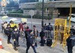 支持及反对警员的两批人在庭外示威，互相指责 - 新浪广东