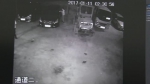 监控视频拍下了砸车窗盗物过程。 - Meizhou.Cn