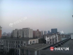 今晨北京天空虽仍能见蓝天，但能见度已开始转差。 - News.21cn.Com