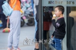 小朋友们吃雪糕解热。（连志城　摄） - Meizhou.Cn