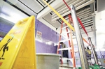 港铁职员爬梯拆开假天花，证实顶部消防喉爆水管导致水浸。来源：香港《文汇报》 - 新浪广东
