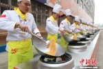 广州新东方烹饪学院学员正在进行基本功训练。　刘伟 摄 - 中国新闻社广东分社主办